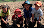 10 Niños de las escuelas de Matara y San Marcos Cajamarca participando alegremente en la crianza de diversidad y variabilidad de granos andinos