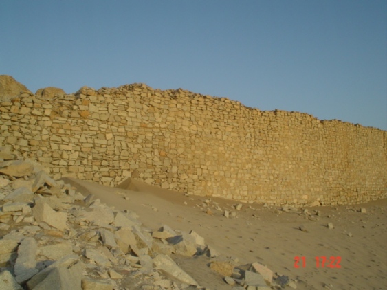 Detalle de muro de las construcciones al pie de los torreones