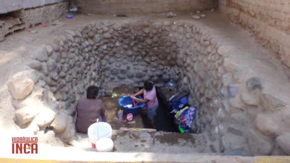 Señoras lavando su ropa en una de las chimeneas de uno de los acueductos que cruzan Nasca
