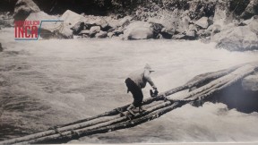Melchor Arteaga, residente de Mandor Pampa y guía de Bingham, cruzando el río Vilcanota usando el puente de palos en la mañana de 24 de julio de 1911. Después de tomar esta fotografía, Bingham cruzó el mismo puente (Foto: Hiram Bingham)